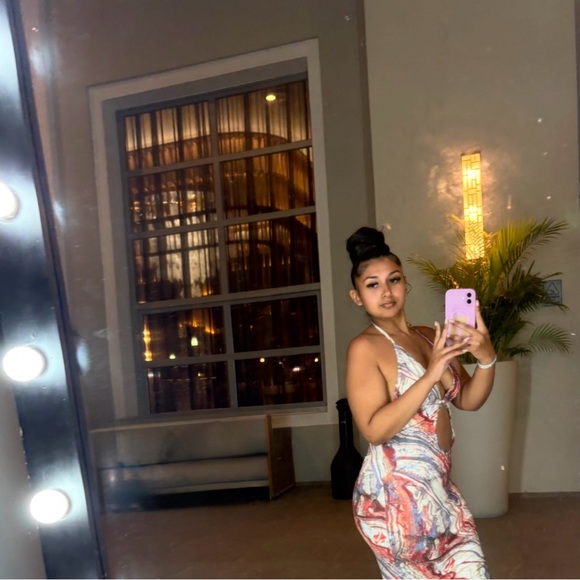 Meet your Posher, Selena - Picture 3 of 3